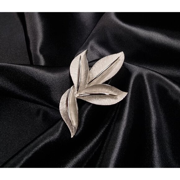 Vintage Crown Trifari Silver-Tone Leaf Brooch Pin 1960s Elegant Design - Picture 3 of 6
